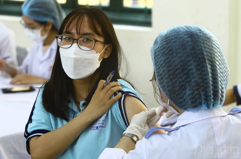 Các em học sinh tỏ ra khá thoải mái khi được tiêm vaccine phòng COVID-19