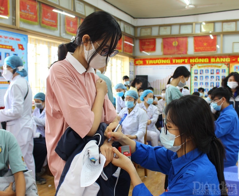 Việc triển khai tiêm phòng vaccine cho học sinh được cha mẹ học sinh rất ủng hộ. Ông Nguyễn Văn Nam – phụ huynh học sinh trường THPT Hồng Bàng chia sẻ, cả gia đình tôi đều đã được tiêm vaccine nên hiểu rõ lợi ích của việc tiêm vaccine. Đây chính là lá chắn để phòng, chống dịch COVID-19. Vì vậy, gia đình chúng tôi rất ủng hộ việc TP Hải Phòng triển khai tiêm vaccine cho các con. Trước đó, phía nhà trường đã thông tin và tổ chức tập huấn cho phụ huynh học sinh về vấn đề này