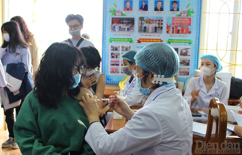 Được lựa chọn là điểm trường đầu tiên triển khai chiến dịch tiêm vaccine phòng COVID-19 cho trẻ từ 12-17 tuổi đầu tiên của TP Hải Phòng, học sinh Trường THPT Hồng Bàng rất phấn khởi, hào hứng tham gia. Các em học sinh đã đến rất sớm, ai cũng đeo khẩu trang, bảo đảm an toàn phòng, chống dịch bệnh. Ông Phạm Hoàng Hưng – Hiệu trưởng trường THPT Hồng Bàng chia sẻ, đợt này, nhà trường có 1.289/1.303 học sinh được bố mẹ, người giám hộ đồng ý tham gia tiêm chủng vaccine. Với các trường hợp còn lại, phía nhà trường sẽ phối hợp với ngành y tế để đảm bảo 100% học sinh được tiêm phòng vaccine