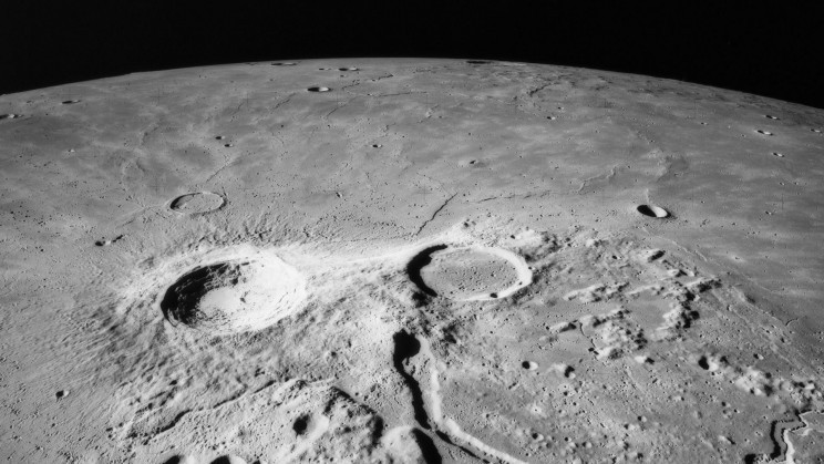 Miệng núi lửa Aristarchus do tàu Apollo 15 chụp. Ảnh: NASA / Wikimedia