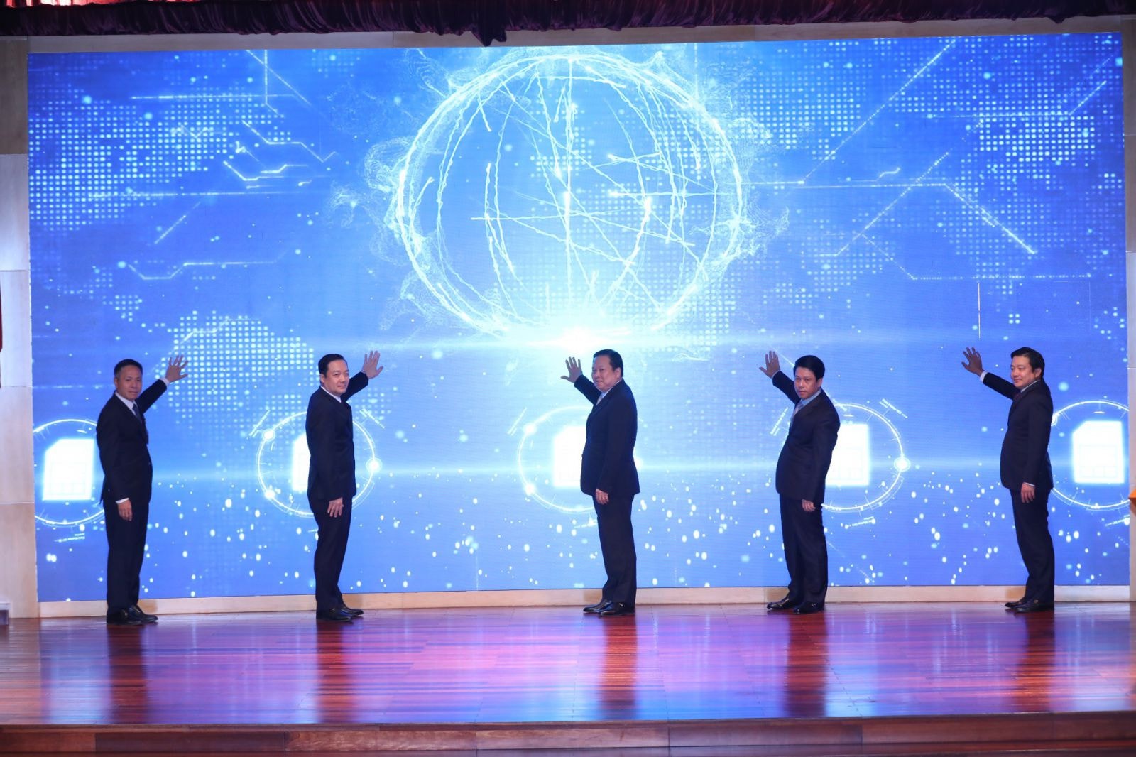 Các đồng chí lãnh đạo bấm nút khai trương dịch vụ Mobile Money của VNPT