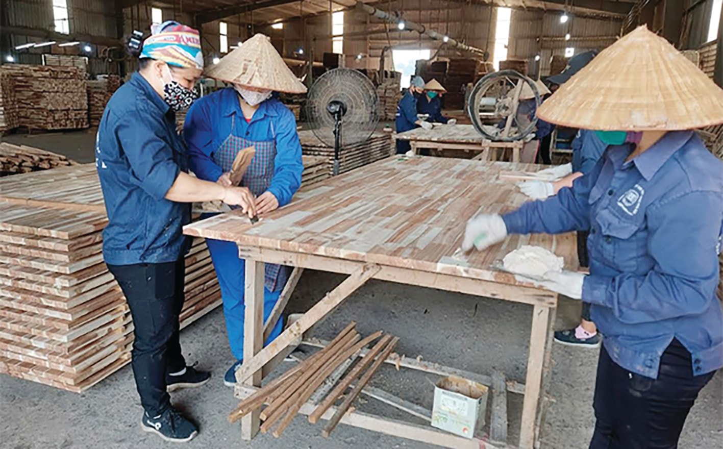  Công nhân công ty cổ phần Kinh doanh chế biến lâm sản xuất khẩu Yên Bái hoàn thiện sản phẩn ván ghép thanh