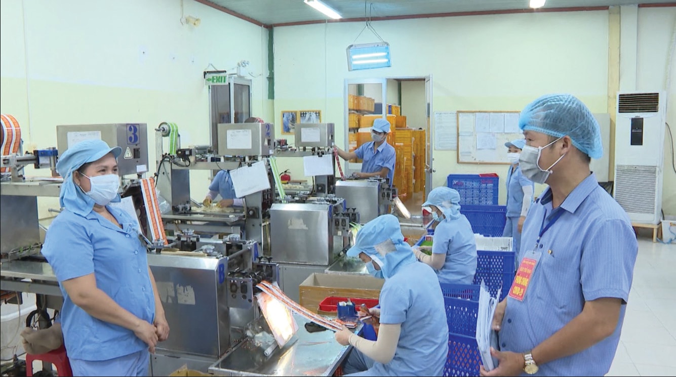  Ban Chỉ đạo phòng chống COVID-19 huyện Chơn Thành kiểm tra công tác phòng chống dịch tại Công ty liên doanh Medevice 3S.