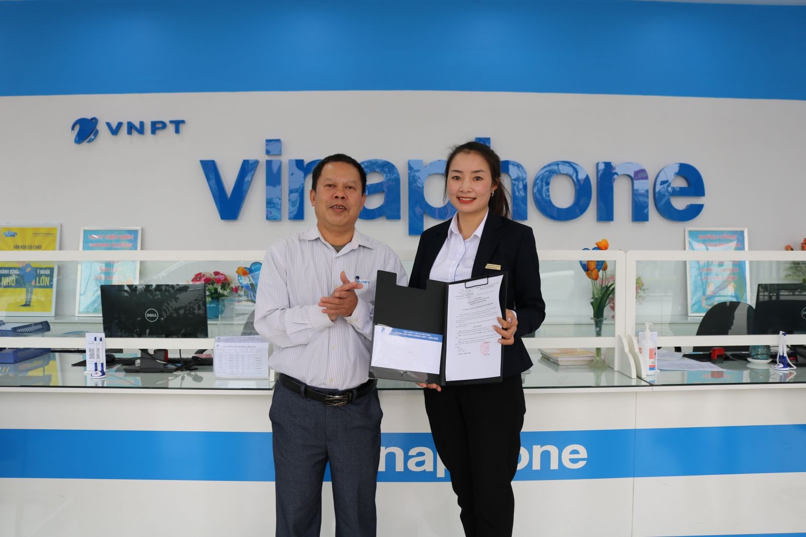 Giám đốc VinaPhone Điện Biên Tô Bá Diệp trao thưởng cho chị Quàng Thị Tinh