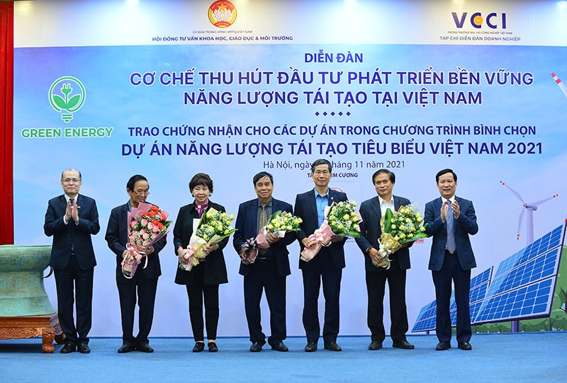 Ông Phạm Tấn Công – Chủ tịch VCCI, ông Phạm Ngọc Tuấn – Tổng Biên tập Tạp chí Diễn đàn Doanh nghiệp tặng hoa Hội đồng thẩm định