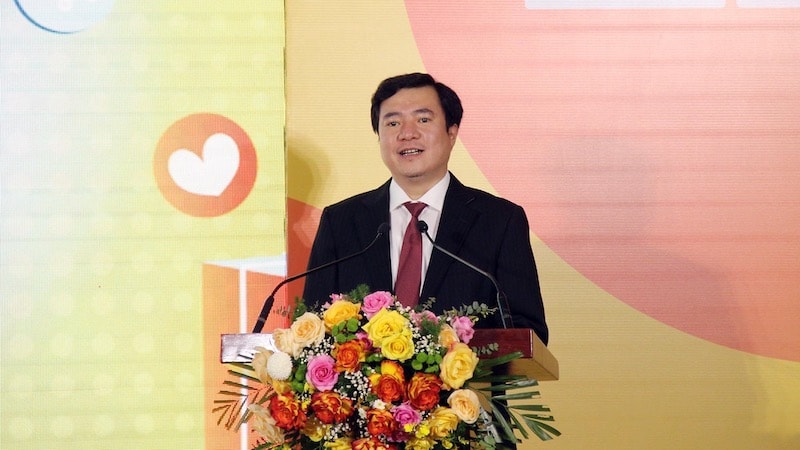 Thứ trưởng Nguyễn Sinh Nhật Tân nhấn mạnh, cách mạng công nghiệp lần thứ tư đang phát triển mạnh mẽ ở mỗi quốc gia, sự phát triển của kinh tế số và thương mại điện tử trở thành tất yếu. 