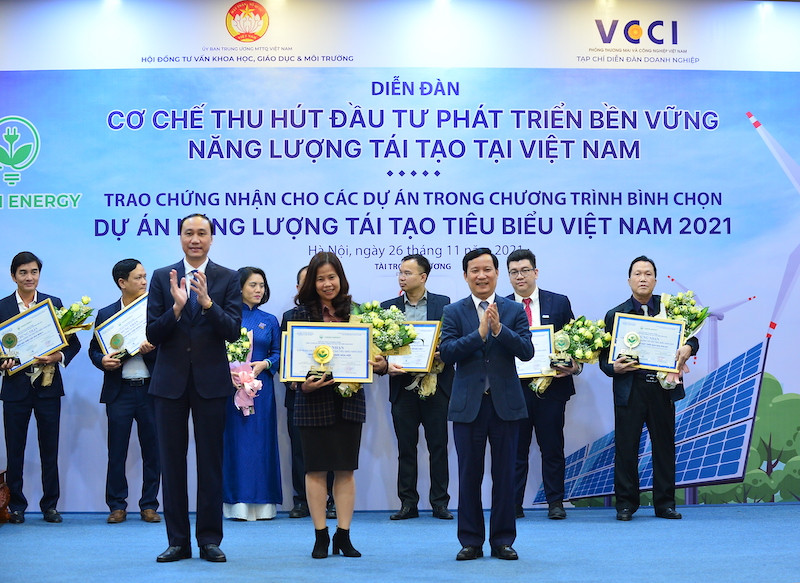 Bà Nguyễn Kim Hải, Giám đốc tài chính CTY CP TPP Phú Yên nhận chứng nhận dự án năng lượng tái tạo tiêu biểu 2021.