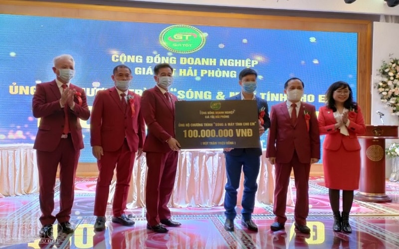 Ban Chủ tịch Cộng đồng Doanh nghiệp Giá tốt đã trao tặng 100 triệu cho Quỹ 