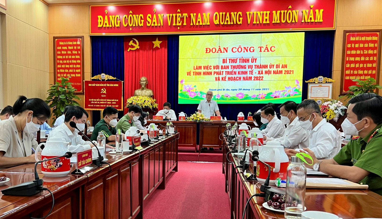 Đoàn công tác của Tỉnh ủy Bình Dương do ông Nguyễn Văn Lợi - Bí thư Tỉnh ủy, Trưởng Đoàn đại biểu Quốc hội tỉnh làm việc với Ban Thường vụ Thành ủy Dĩ An về tình hình phát triển kinh tế - xã hội (KT-XH) năm 2021 và kế hoạch năm 2022. 