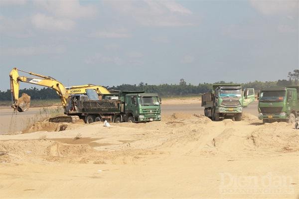 Công ty CP 6.3 rầm rộ tận thu nguồn cát còn lại tại khu vực mỏ xã Đại Minh.
