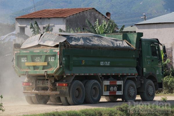 Các phương tiện vận chuyển đều được chở đầy, có dấu hiệu quá khổ, quá tải.