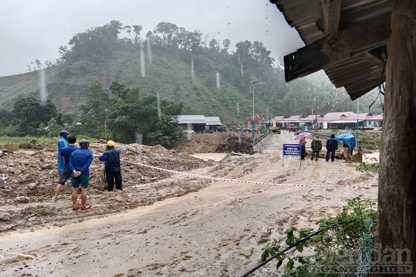 Mưa lớn làm cho nước sông Leng tràn về gây sạt lở mố cầu bê tông dẫn vào làng tái định cư bằng La xã Trà Leng.