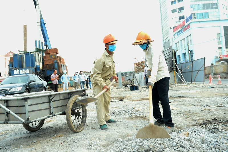 Công nhân làm việc tại dự án xây dựng Cầu Rào 1