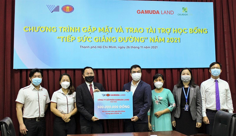 Đại diện Gamuda Land trao tặng 100 suất học bổng trị giá 500 triệu đồng cho sinh viên nghèo vượt khó của Trường Đại học KHXH & NV TP.HCM.