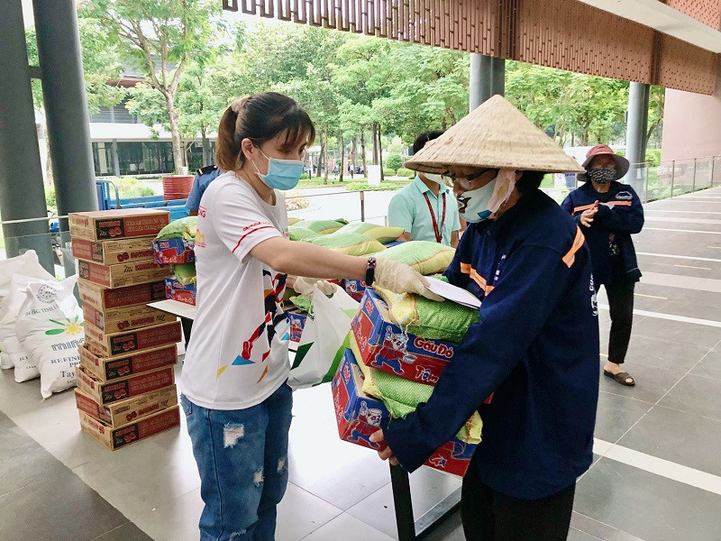 Tập thể nhân viên Gamuda Land đã huy động quyên góp để xây dựng 'ngân hàng thực phẩm 0 đồng cung cấp thực phẩm cho công nhân vệ sinh và người nghèo cơ nhỡ tại Q. Tân Phú.