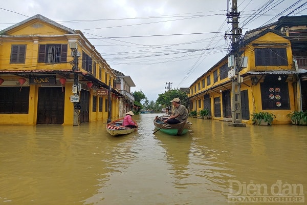 Ông Nguyễn Văn Thương - người lái thuyền dịch vụ cho hay mỗi mùa lũ dịch vụ chèo thuyền đều ăn nên làm ra nhưng hiện tại vì dịch bệnh nên rất kén người đi.