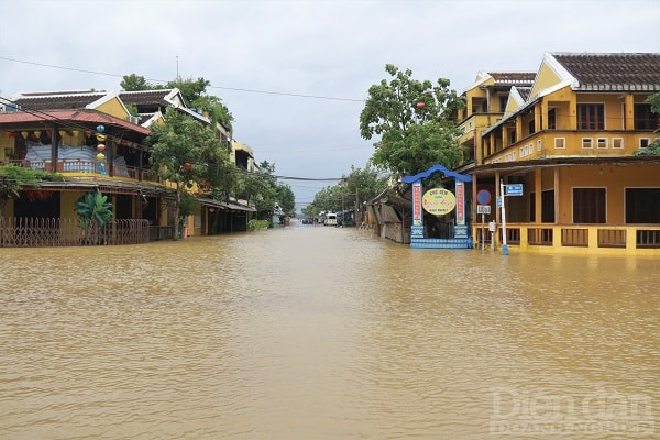 Phường Minh An là khu vực đón nước đầu tiên cũng như sâu nhất.