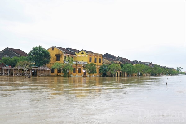 Trên đường Bạch Đằng, có nơi ngập sâu hơn 1m.