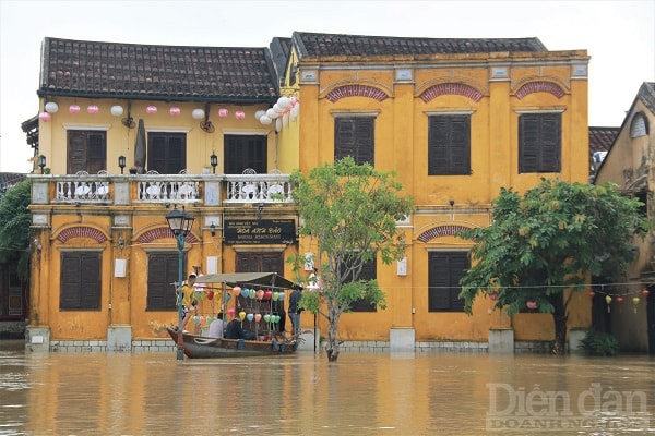 Một số khách du lịch còn lại Hội An thích thú với trải nghiệm đi thuyền ngắm phố mùa lũ.