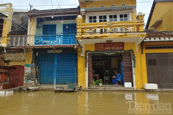 Mọi hoạt động của người dân tại khu phố cổ đều bị ảnh hưởng bởi dòng lũ.