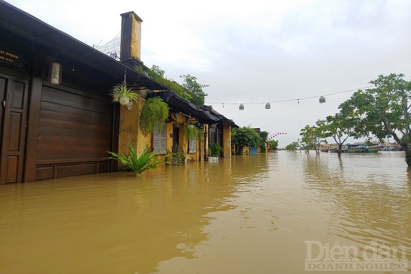 Suốt thời gian không thể kinh doanh vì dịch COVID-19, việc chạy lũ cũng khiến các hộ kinh doanh lo lắng.