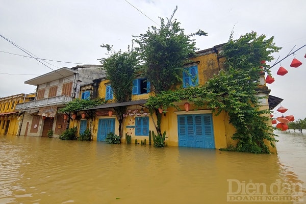 Các hàng quán kinh doanh tạm đóng cửa vì con nước lên nhanh.