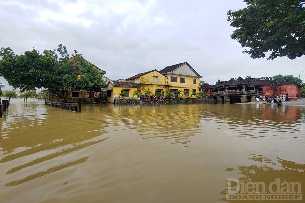 Khu vực chùa Cầu bị nước bao phủ.