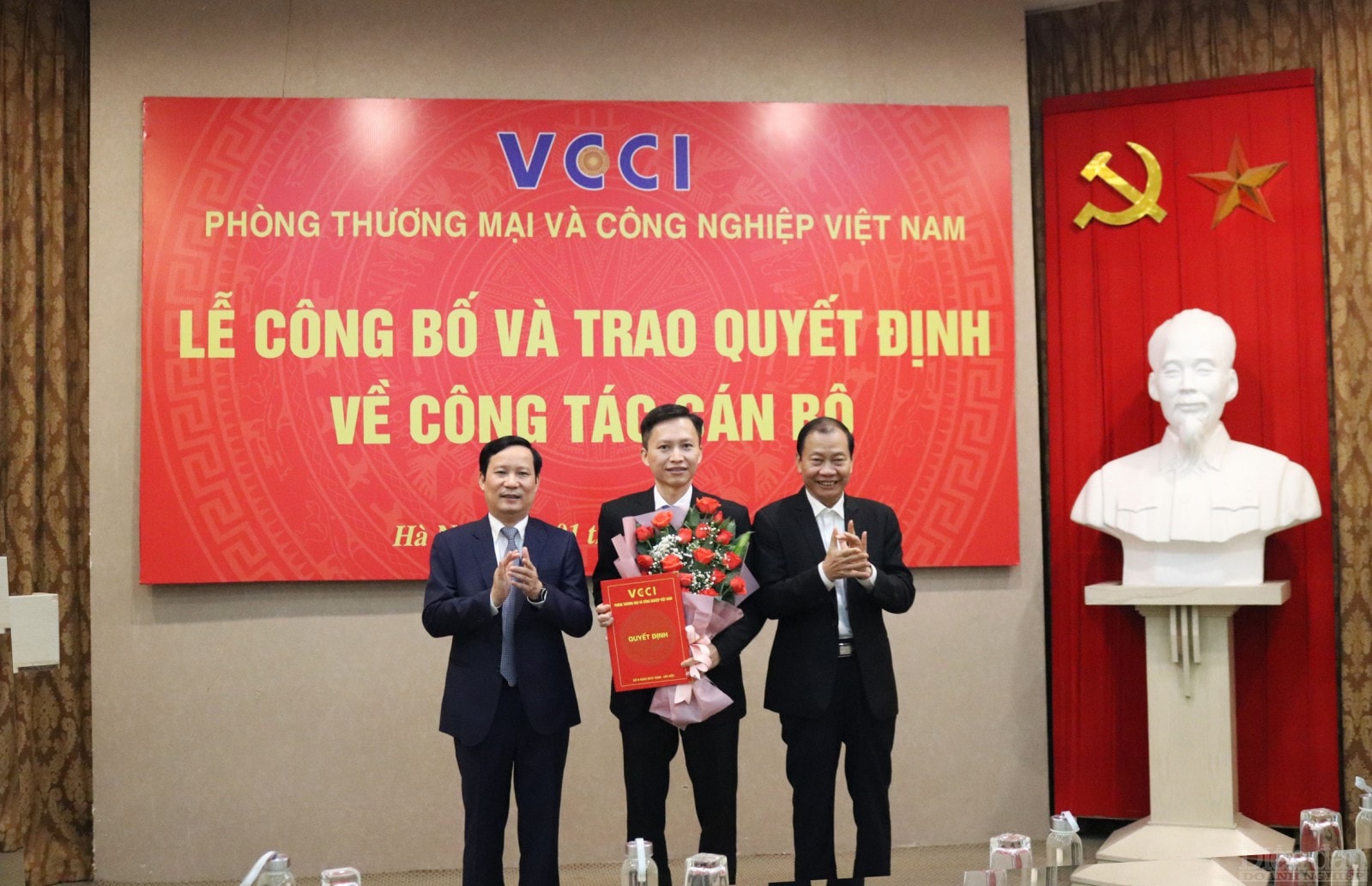 Lãnh đạo VCCI trao quyết định tiếp nhận ông Trần Đoàn Kim 