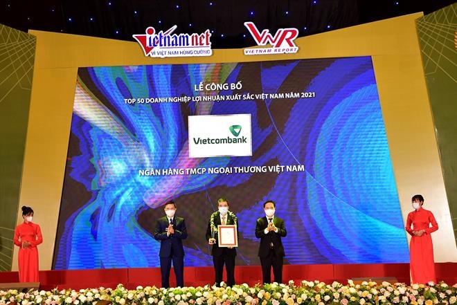 trao chứng nhận Giải thưởng và tặng hoa chúc mừng cho đại diện Vietcombank