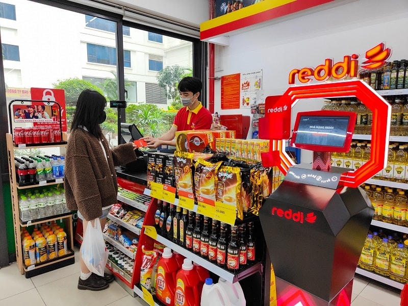 Khách hàng trải nghiệm mạng di động mới Reddi tại một cửa hàng WinMart+