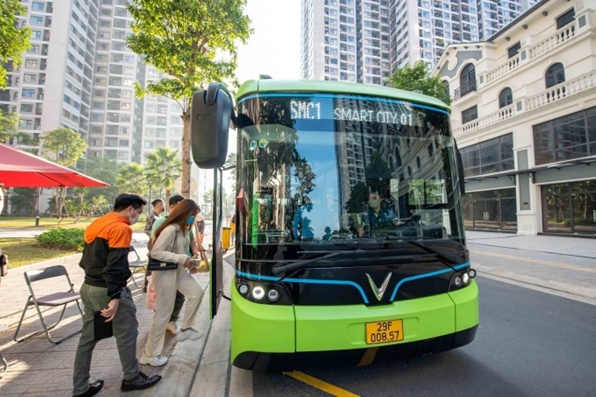 Các tuyến xe buýt điện thông minh VinBus là phương tiện di chuyển thuận tiện của cư dân Vinhomes Smart City