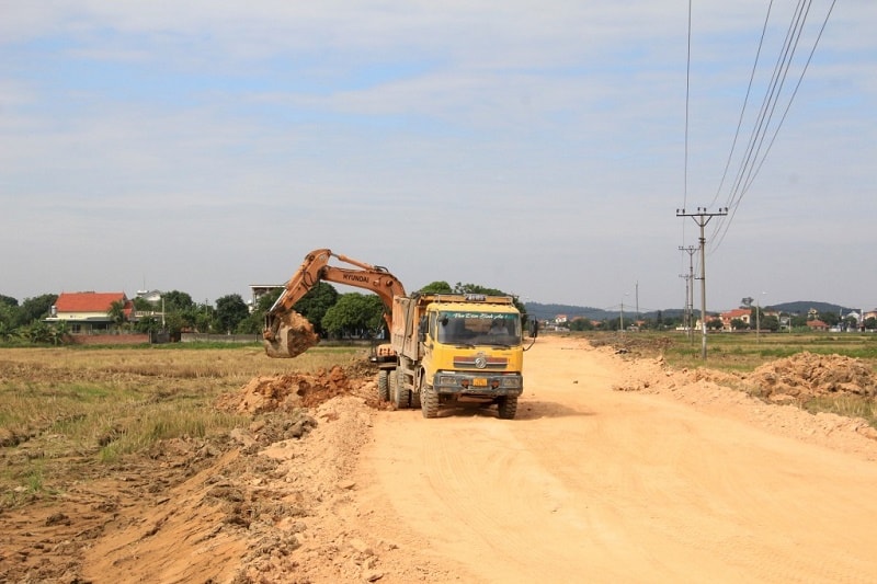 Công nhân thi công tuyến đường nối ngã ba đường tránh Hưng Đạo đến KĐT Hồng Phong, thị xã Đông Triều