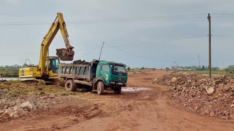 Công nhân thi công dự án đường ven biển liên kết KKT Vân Đồn với KKT Cửa khẩu Móng Cái, đoạn từ cầu Voi đến tỉnh lộ 335, TP Móng Cái 