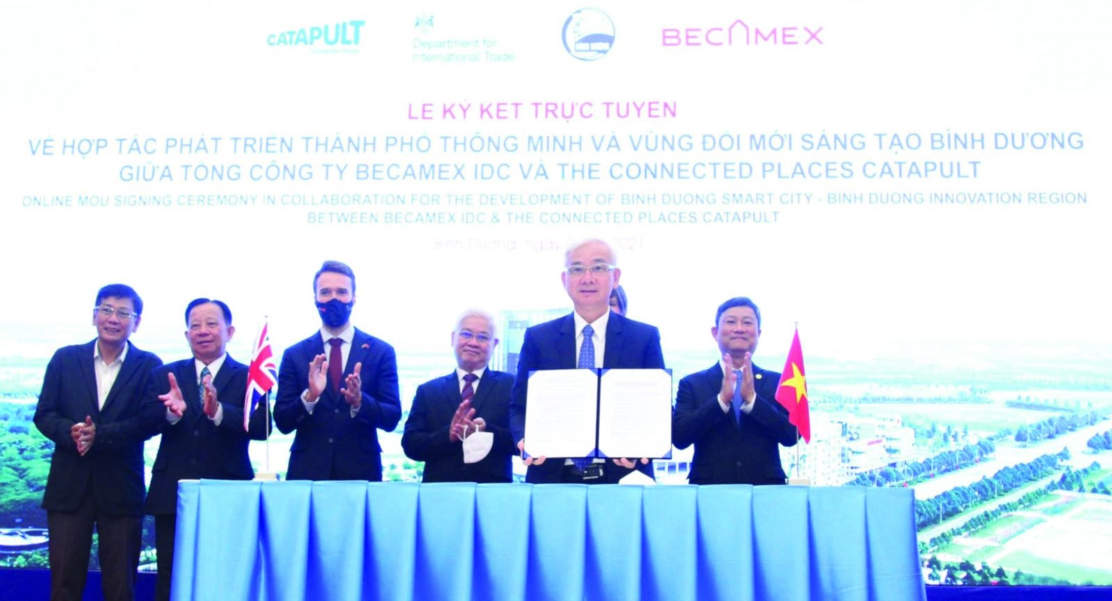  Ký kết hợp tác trực tuyến giữa Becamex IDC và The Connected Places Catapult (Vương quốc Anh) tại điểm cầu Bình Dương, Việt Nam nhằm hợp tác phát triển TPTM Bình Dương, Vùng Đổi mới Sáng tạo Bình Dương và Khu Công nghiệp Khoa học và Công nghệ Bình Dương.