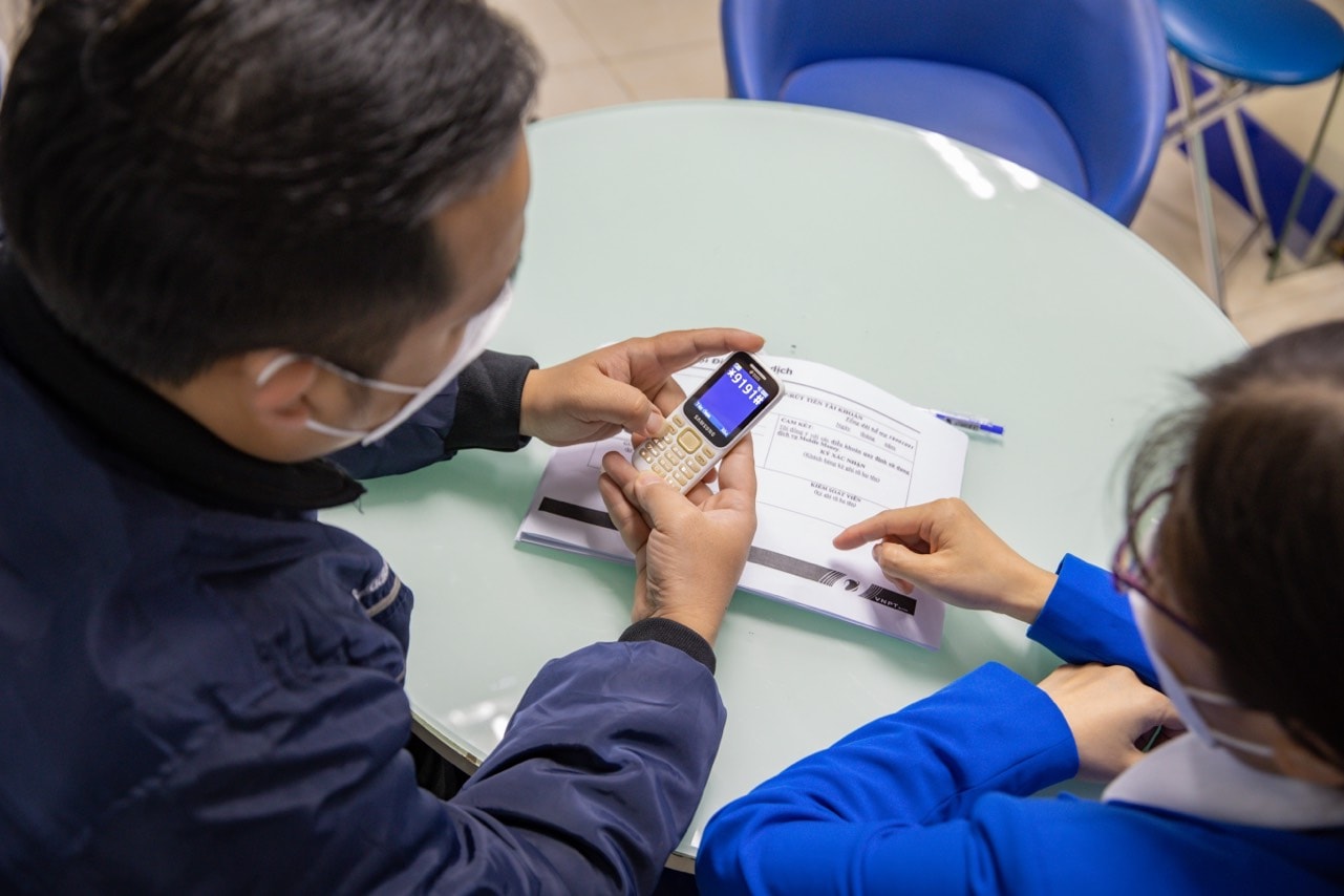 Nhân viên VNPT hướng dẫn cài đặt và sử dụng Mobile Money