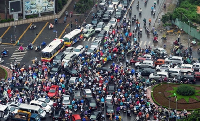 Xe buýt Hà Nội trước đây chạy với tốc độ 28km/h, hiện nay chỉ còn 17km/h.p/Điều đó khiến đường càng tắc.