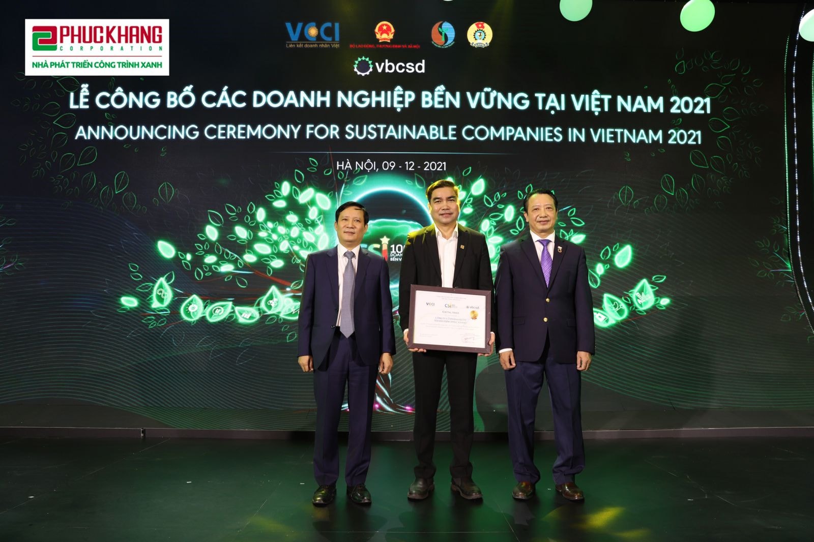 Ông Trần Tam - Chủ tịch Hội đồng Quản trị Phuc Khang Corporation - nhận giải thưởng Top 10 doanh nghiệp bền vững tại Việt Nam năm 2021