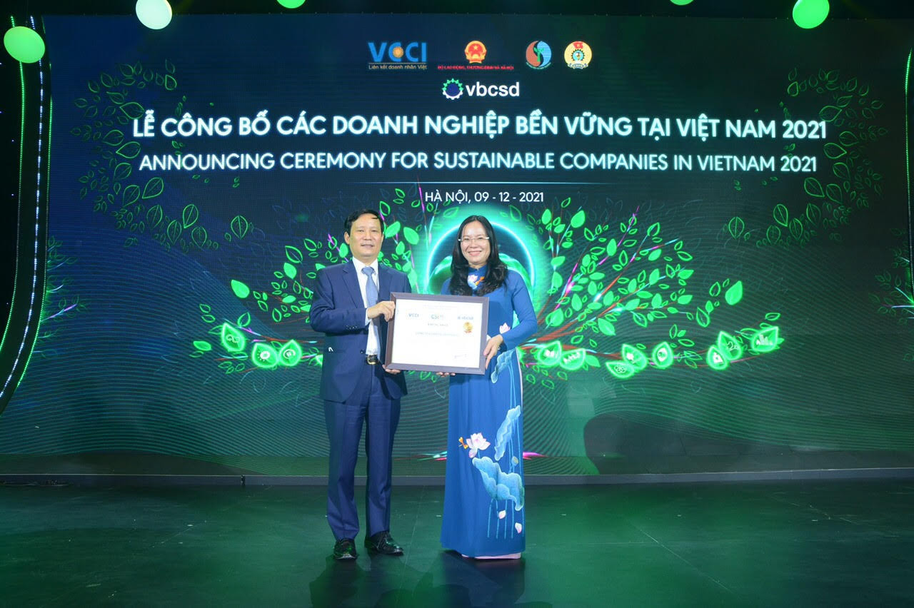 Ông Phạm Tấn Công, Chủ tịch Phòng Thương mại và Công nghiệp Việt Nam(VCCI) trao chứng nhận TOP10 Doanh nghiệp bền vững Việt Nam CSI 2021 cho bà Đào Thuý Hà, Phó Tổng giám đốc Kinh doanh và Marketing Công ty cổ phần Traphaco 