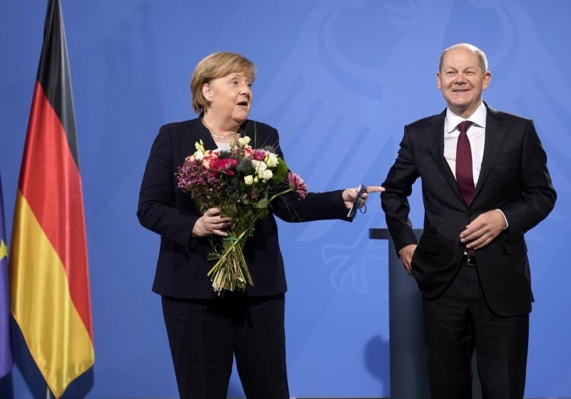 Cựu Thủ tướng Đức Angela Merkel và ông Olaf Scholz