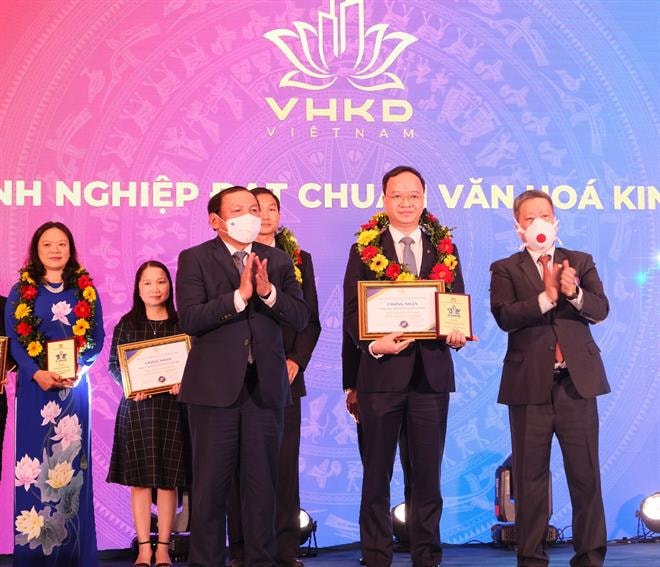 Đại diện Ban lãnh đạo Vietcombank, ông Lê Quang Vinh - Phó Tổng Giám đốc nhận chứng nhận doanh nghiệp đạt chuẩn văn hóa kinh doanh Việt Nam và kỷ niệm chương từ Ban Tổ chức chương trình