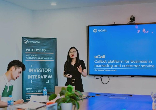 Tâm thuyết trình về dự án trước hội đồng đầu tư tại chương trình Accelerator