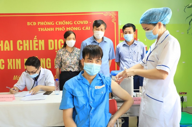 Ngành Y tế Quảng Ninh tiêm vaccine phòng COVID-19 cho công nhân thuộc Công ty TNHH Khoa học Kỹ thuật Texhong Ngân Hà (KCN Cảng biển Hải Hà)