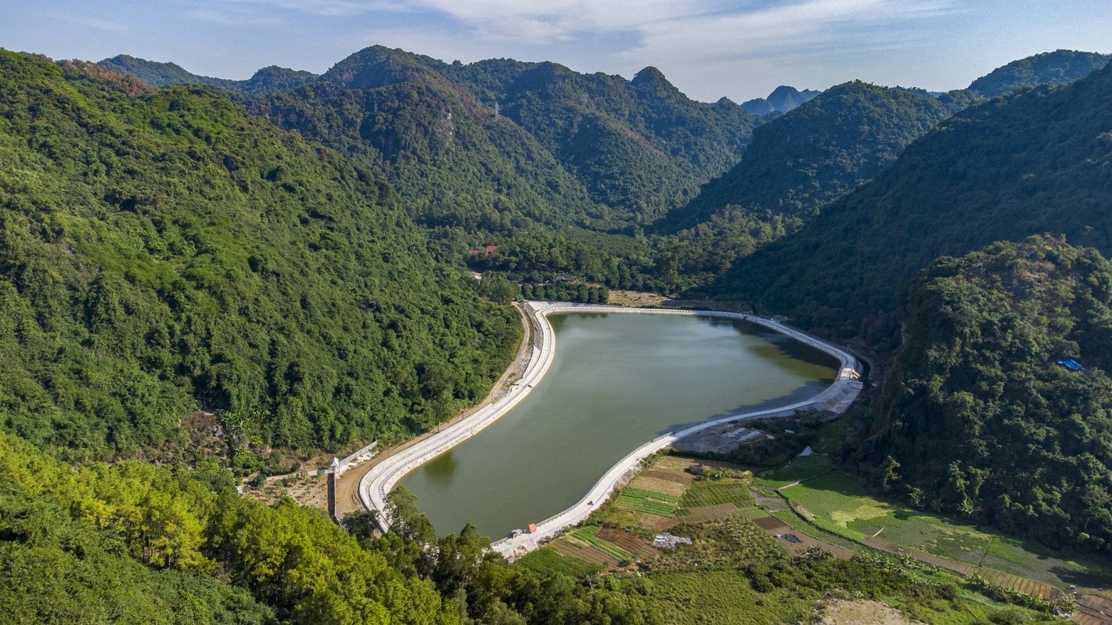  Hồ nước ngọt tại Xuân Đám, huyện Cát Hải (Ảnh: Xuân Thuỷ)