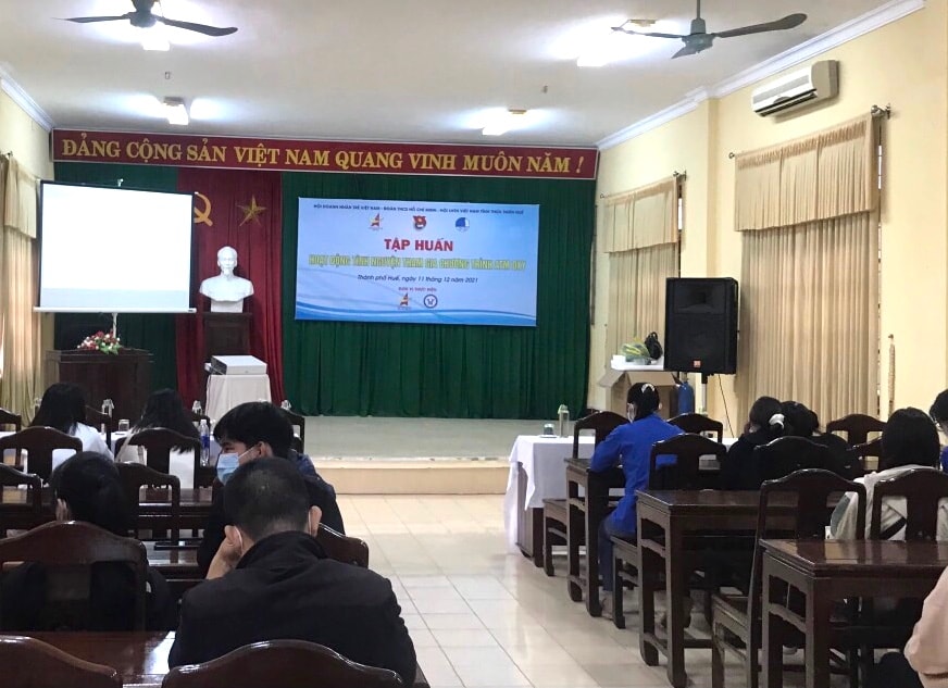 Hội Doanh nhân trẻ Thừa Thiên Huế đã phối hợp với các đơn vị liên quan triển khai tập huấn kĩ năng sơ, cấp cứu, sử dụng đúng cách trang phục bảo hộ, sử dụng bình oxy hỗ trợ cho các ca F0 trở nặng