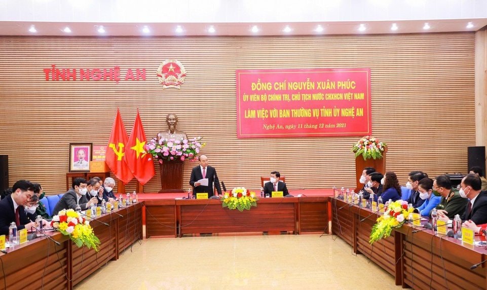 Tại buổi làm việc với Ban Thường vụ Tỉnh uỷ Nghệ An, Chủ tịch nước Nguyễn Xuân Phúc đề nghị tỉnh cần tập trung phát triển 3 vùng kinh tế lớn trong thời gian tới