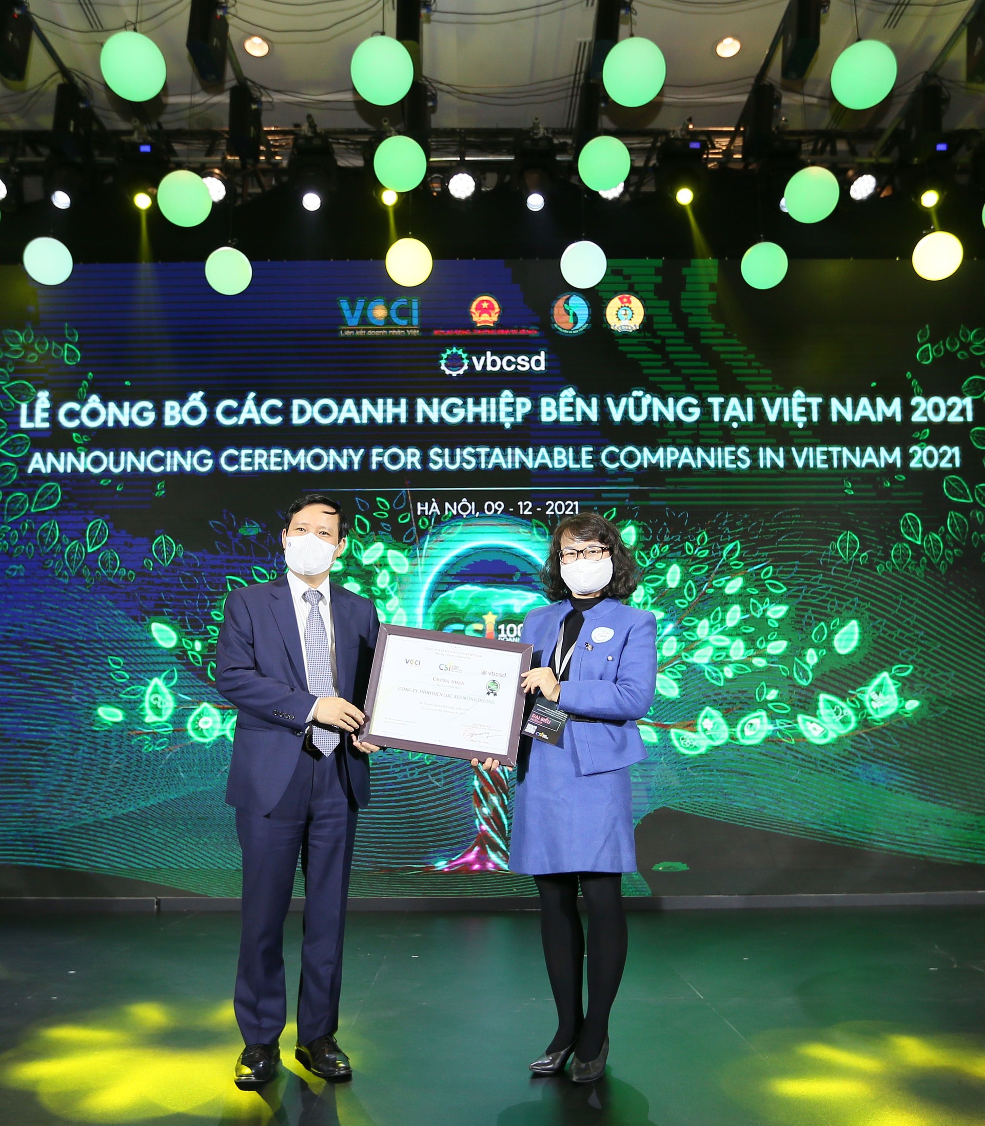 Ông Phạm Tấn Công, Chủ tịch VCCI trao chứng nhận Top 100 Doanh nghiệp bền vững năm 2021 cho đại diện của AES Mông Dương – Bà Đặng Hương Lan, Giám đốc Đối ngoại