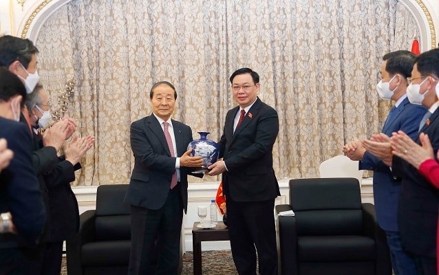 Chủ tịch Quốc hội Vương Đình Huệ tại buổi tiếp Chủ tịch Hội hữu nghị Hàn – Việt và Chủ tịch Hội người Hàn gốc Việt Lý Huân.