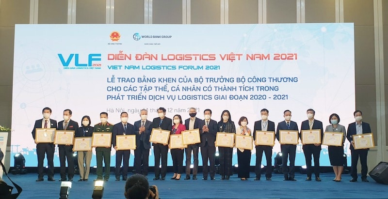 ông Trần Tiến Dũng, Chủ tịch Hiệp hội Logistics Hải Phòng (HPLA), Chủ tịch HĐQT CTCP Đầu tư Sao Á D.C vinh dự nhận bằng khen của Bộ Công Thương