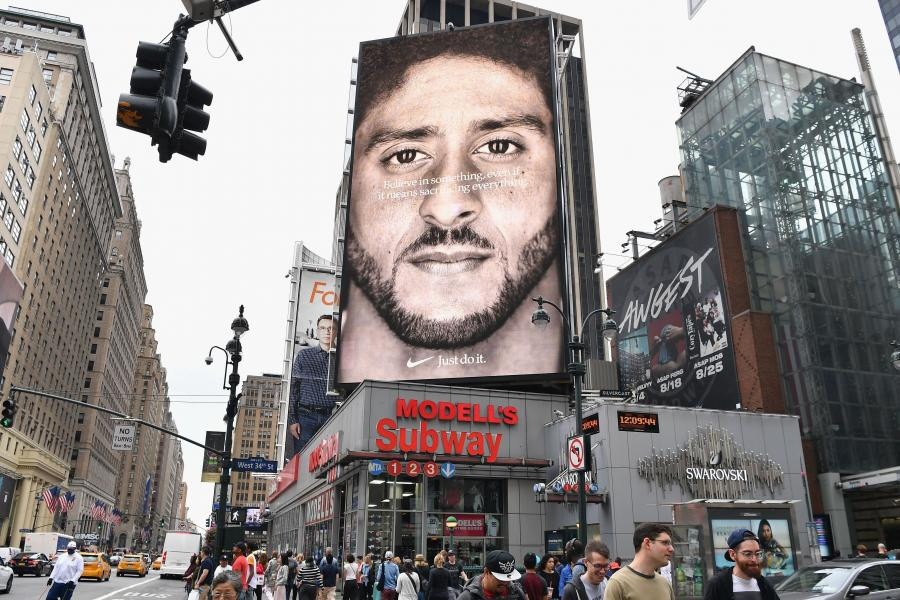 Colin Kaepernick trong quảng cáo của Nike.