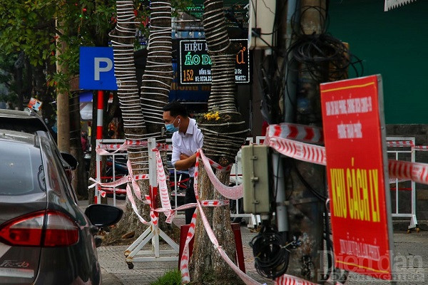 Người dân trong khu vực này hạn chế di chuyển để lực lượng chức năng thực hiện nhiệm vụ.